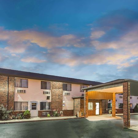 ซูเปอร์ 8 บาย วินด์แฮม บูร์บอนเนส์/คันคาคี แอเรีย Hotel Bourbonnais ภายนอก รูปภาพ