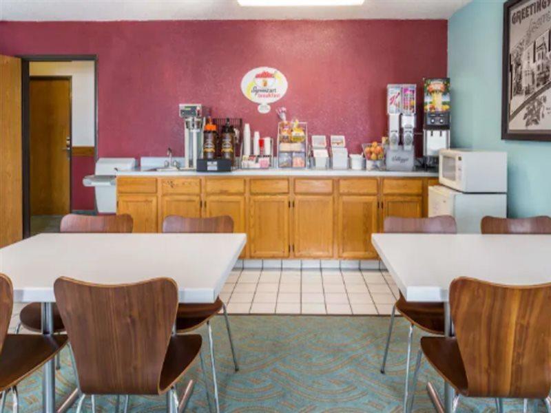 ซูเปอร์ 8 บาย วินด์แฮม บูร์บอนเนส์/คันคาคี แอเรีย Hotel Bourbonnais ภายนอก รูปภาพ