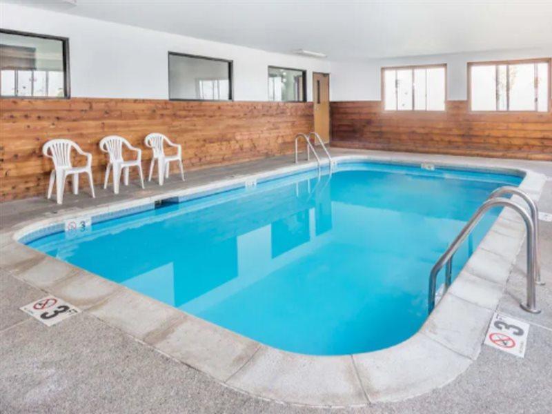 ซูเปอร์ 8 บาย วินด์แฮม บูร์บอนเนส์/คันคาคี แอเรีย Hotel Bourbonnais ภายนอก รูปภาพ