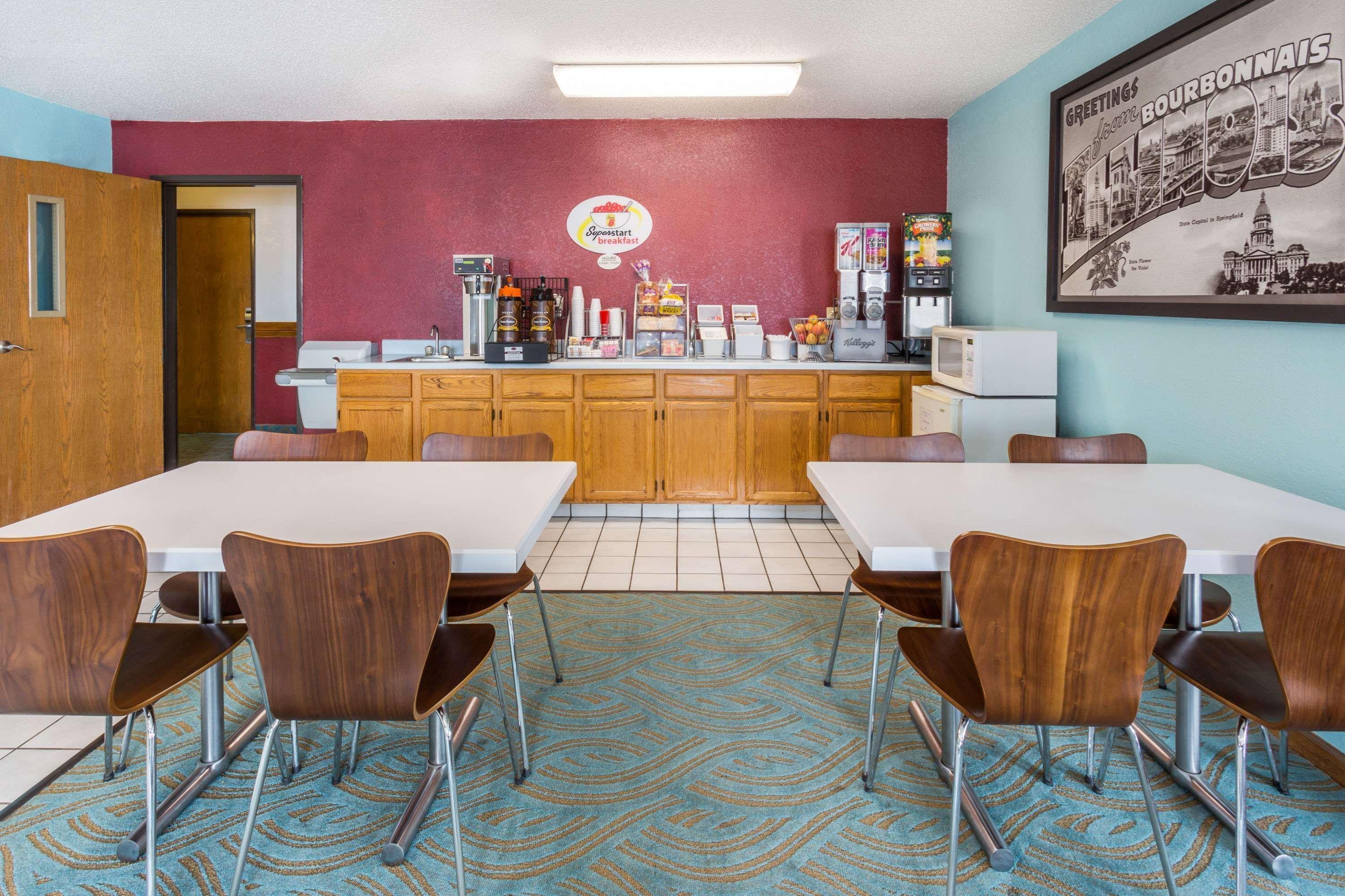 ซูเปอร์ 8 บาย วินด์แฮม บูร์บอนเนส์/คันคาคี แอเรีย Hotel Bourbonnais ภายนอก รูปภาพ